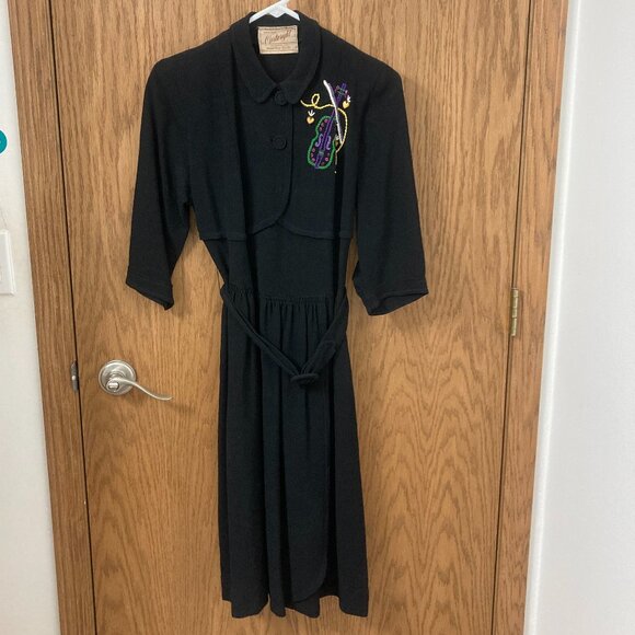 Cartwright Dresses & Skirts - Vintage 1940s Cartwright Black Crepe Collared Dress with Embroidered Violin - 6